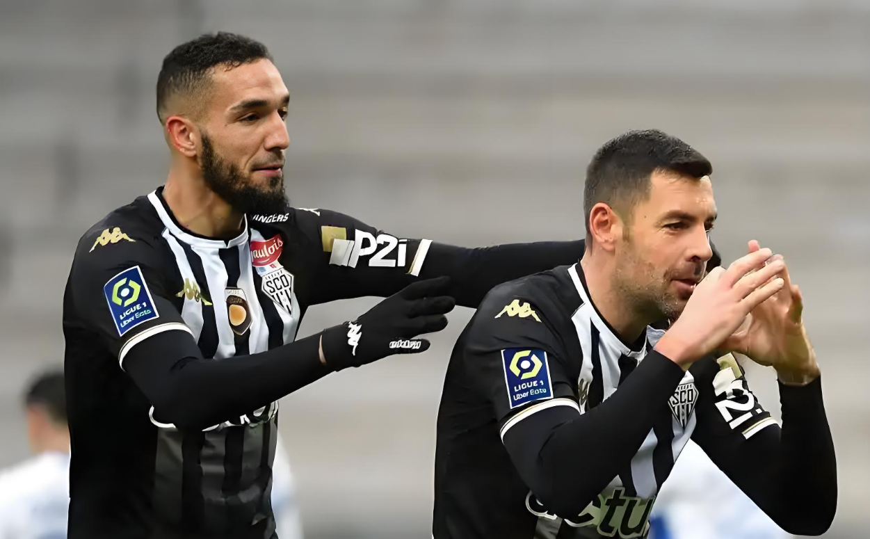 英雄联盟赛事下注 -清晨突围战来临;里昂围绕荷甲内部沟通;震撼外界;阵容厚度经受考验