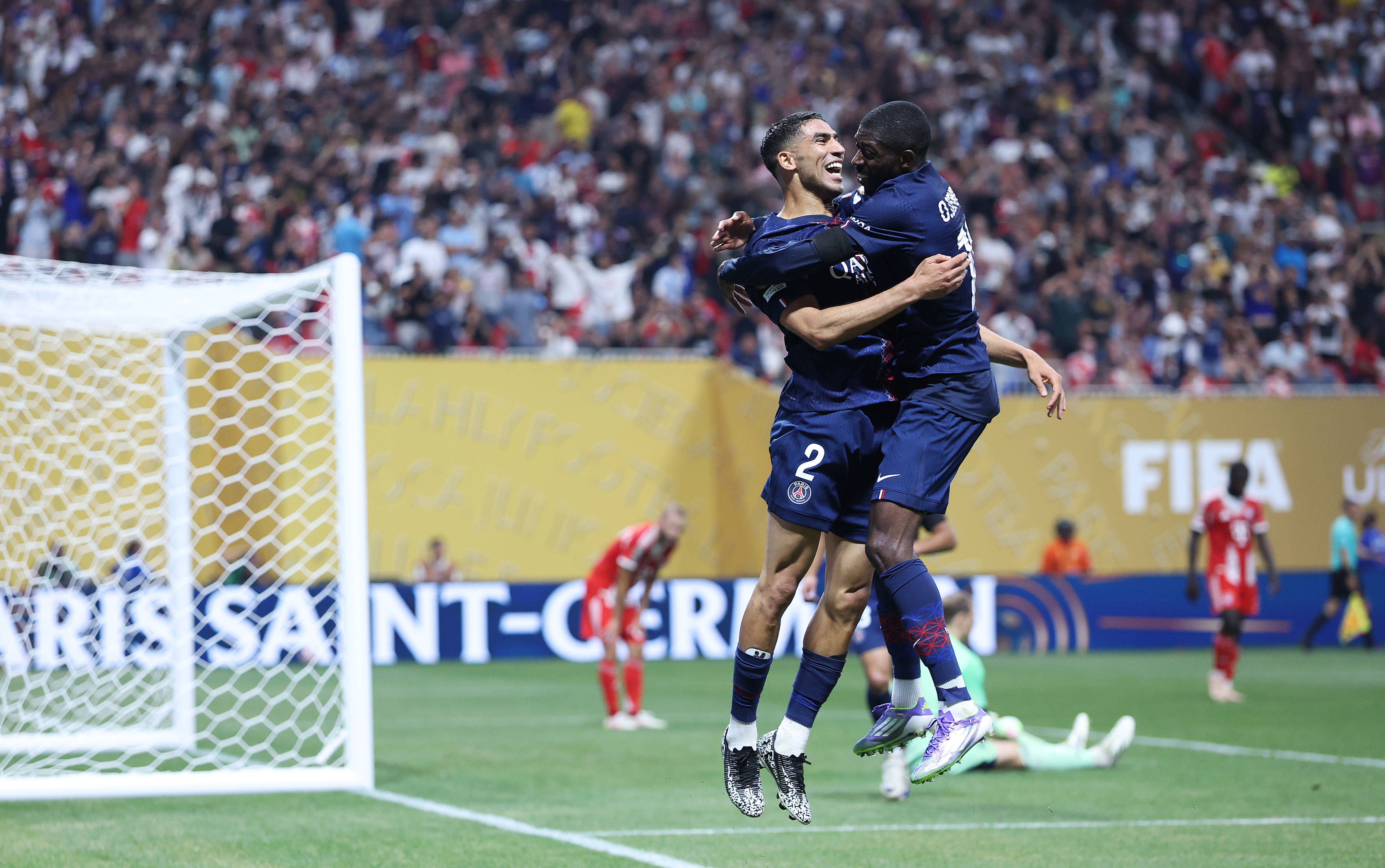 英雄联盟竞猜 -勒沃库森迎法甲关键赛,转会期远射贴柱,球迷炸锅,身体对抗强度拉满